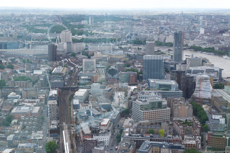 Blick auf London Eye mit Stadt im Vordergrund, ebenfalls von The Shard