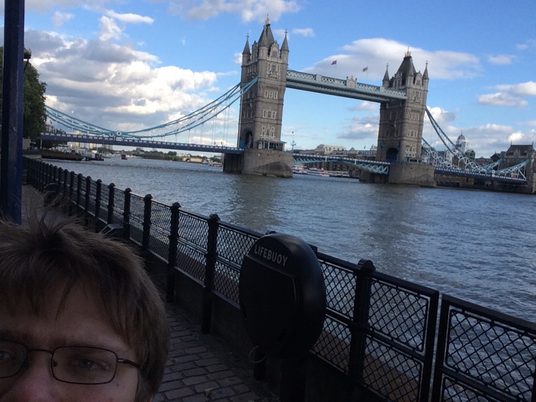 Halbes Selfie mit der Tower Bridge im Hintergrund