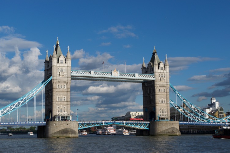 Foto der Tower Bridge in voller Pracht