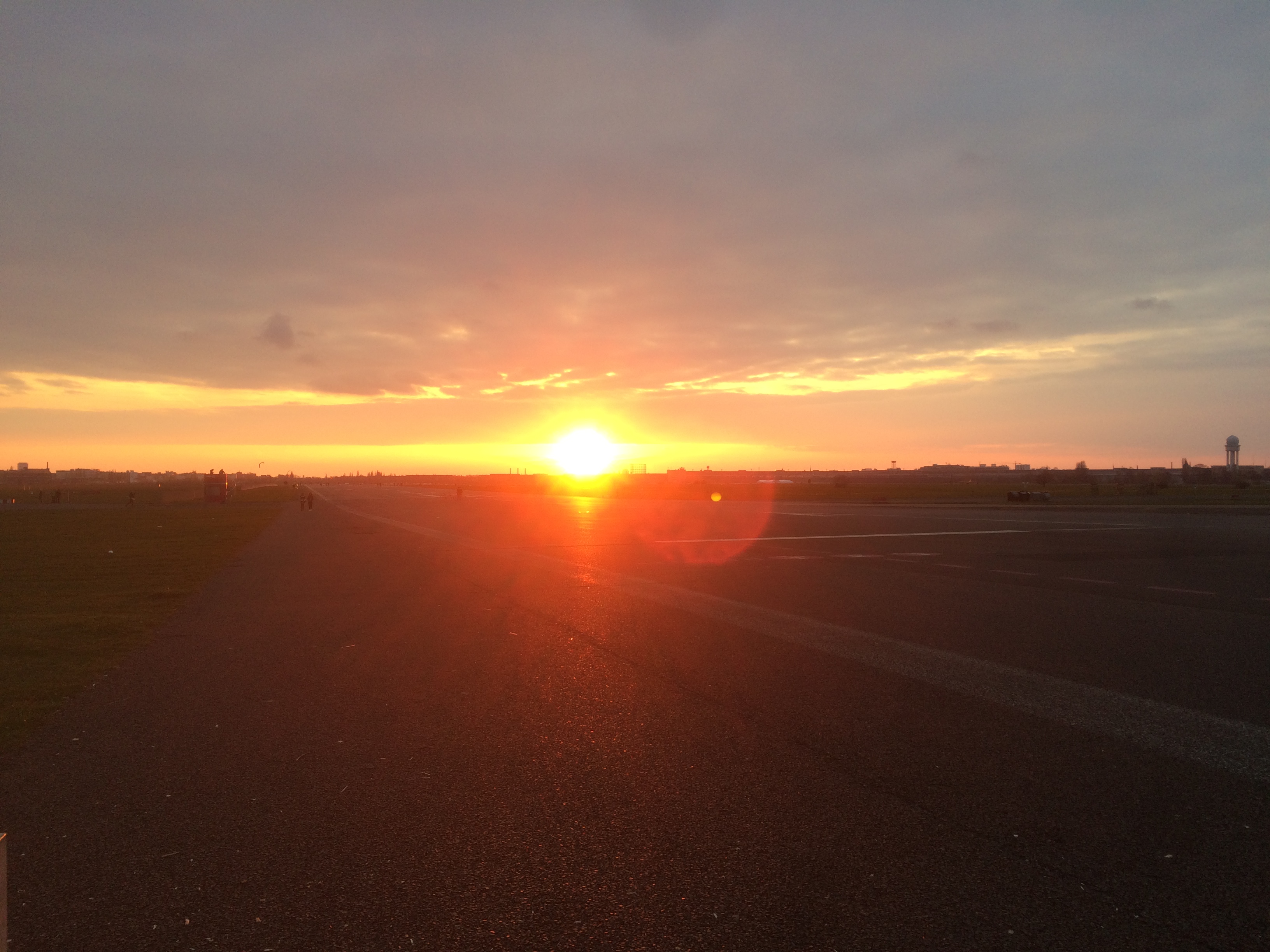 Ein Bild von einem Sonnenuntergang auf dem Tempelhofer Feld.