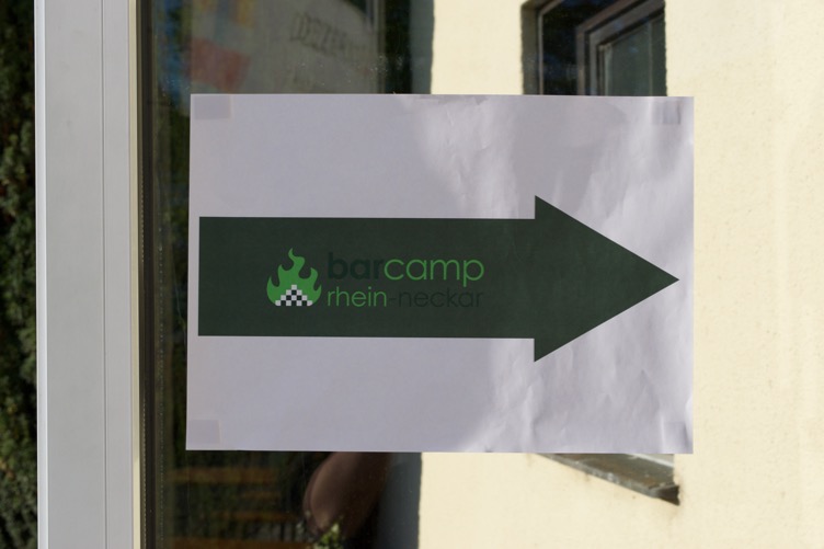 Das Logo des Barcamp auf einem grünen Pfeil
