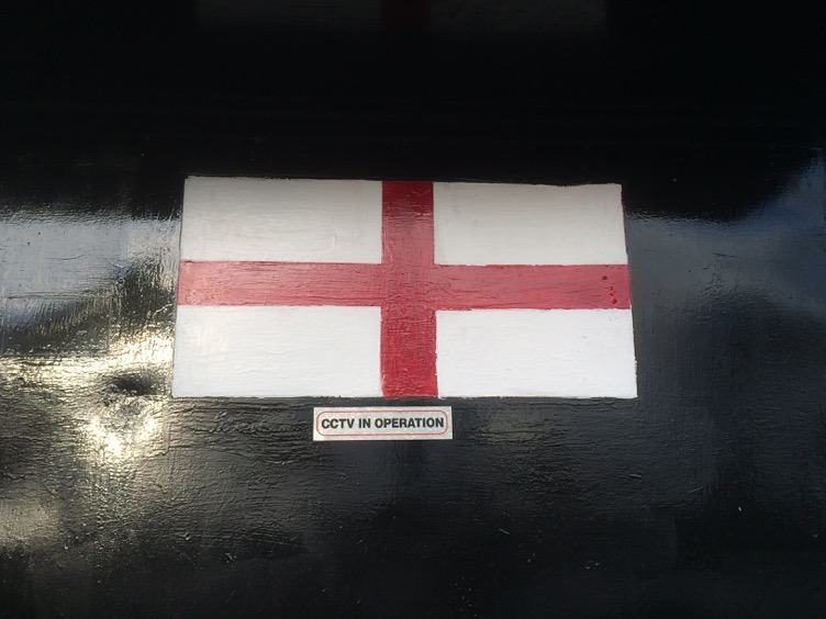 Flagge von England mit dem Schriftzug 