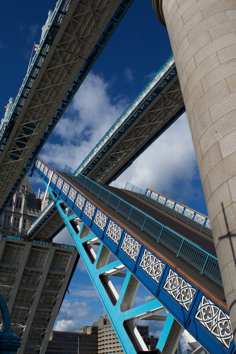 Foto der Fahrbahn der geöffneten Tower Bridge